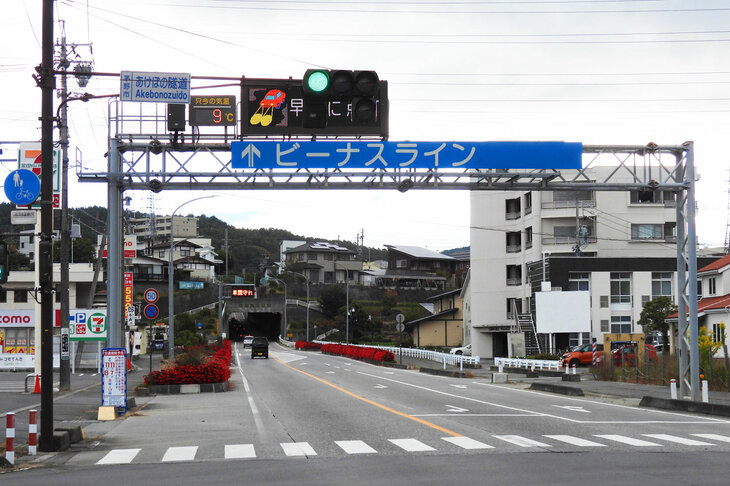 あけぼの隧道の交差点に掲げられた、「↑ビーナスライン」の巨大な標識。……なんというか、もうちょっと「ビーナス！」って感じのお出迎えが欲しかった。