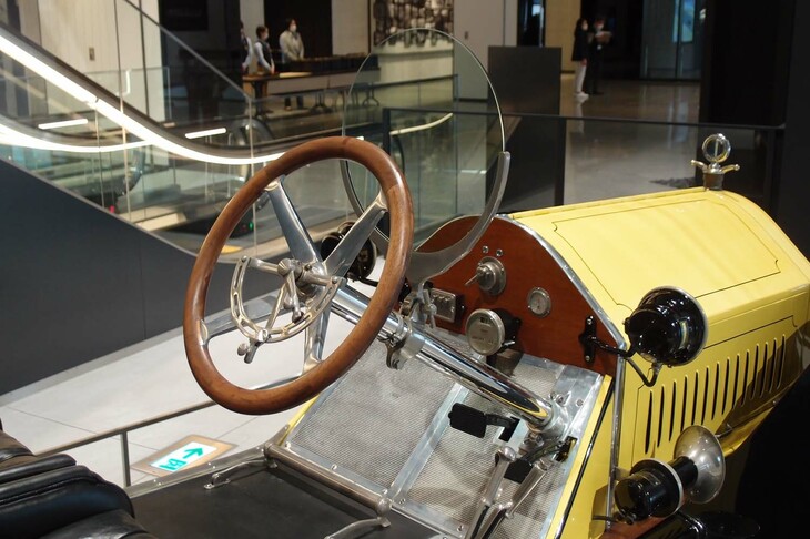 「スタッツ・ベアキャット シリーズF」のコックピット。丸いウインドシールドが新鮮に見える。