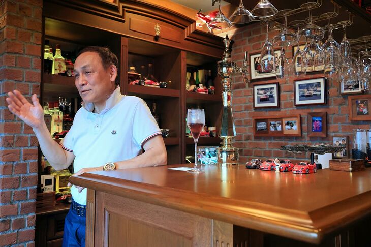 リビングルーム内のバーカウンター。各種カクテルを用意できるらしい。