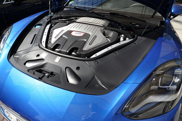 4リッターV8ツインターボユニットは550psと78.5kgmを生み出す。部分負荷時に4気筒を停止させるアダプティブシリンダーコントロールシステムが備わる。