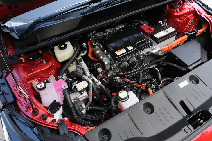 ボンネットの下に収まるeAxle（イーアクスル）。前輪を駆動するモーターやリダクションギア、インバーターなどをひとつのケースにまとめることで、ユニットの小型化を実現した。