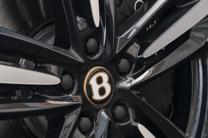 試乗車にはオプションの「ブラックラインスペシフィケーション」21インチホイールが装着されていた（標準サイズは20インチ）。こちらにも「センテナリーゴールド」エンブレムが組み込まれている。