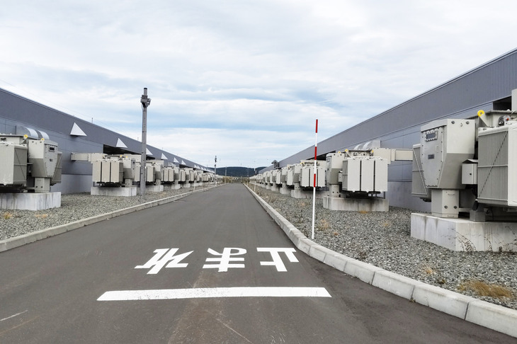 電池を収める建屋は2棟に分かれており、各建屋の中央には、万一の火災に備えてCO2を放出する消火設備が設けられている。建屋の内部も見学させてもらったが、撮影はNGだった。