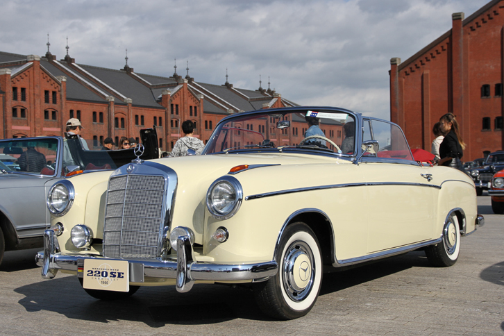 「メルセデス・ベンツ220SEカブリオレ」。通称ハネベンことテールフィンの生えた縦目のメルセデスの前世代となる、本国ではポントン、日本ではダルマと呼ばれるモデルのカブリオレ。今日の「Sクラス カブリオレ」の先祖。