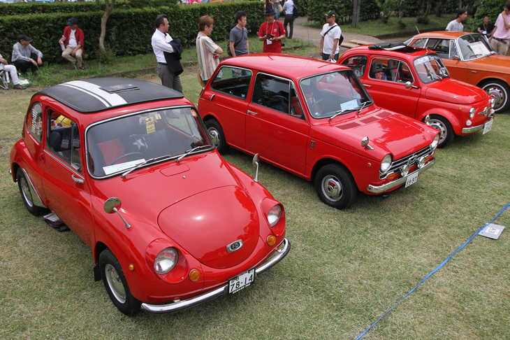 （写真左から）1968年「スバル360」、1968年「ホンダN360S」、1969年「フィアット500F」という真っ赤な3台のチビ助が並んだ。
