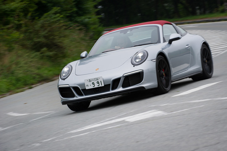 ブラックのリップスポイラーと大型のエアインテークが目を引くフロントまわり。インナーカバーがブラックで塗装されたヘッドランプも「GTS」モデルの特徴である。