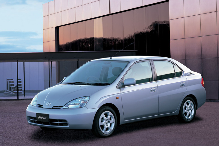 厳密には二刀流と呼べるか微妙なところだが、1998年に生まれた「トヨタ・プリウス」はやっぱり偉大である。
