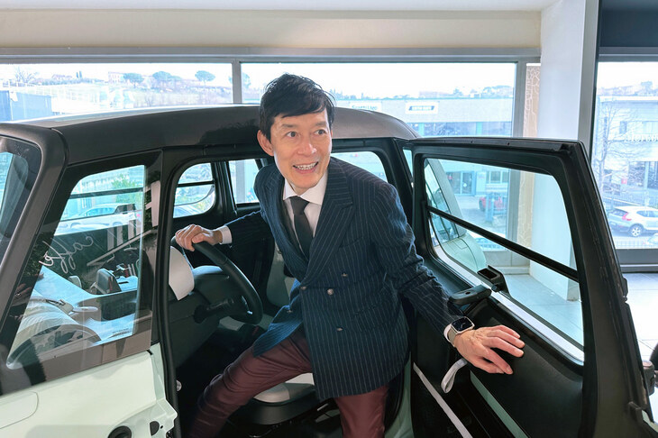 運転席側のドアは後ろヒンジ。