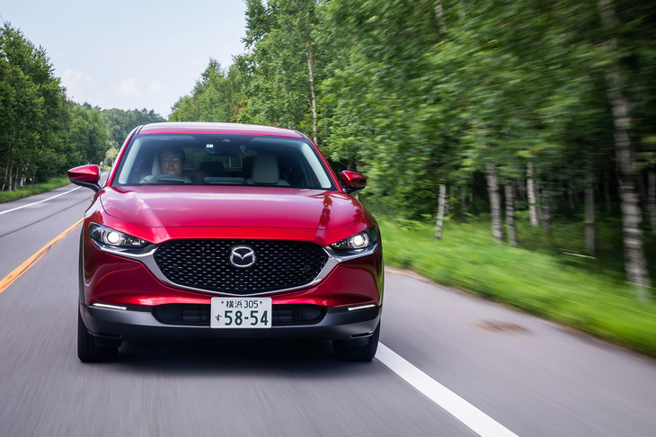 白樺湖周辺のワインディングロードでの走行シーン。WLTCモードの燃費値は16.4km/リッターと発表されている。