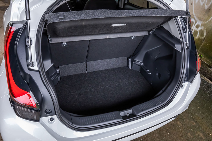 FWD車の荷室床面は、2段階の高さ調整が行える。写真は床面を下げた状態。床面を高い状態にセットし後席の背もたれを前方に倒せば、床面はほぼフラットの状態になる。荷室容量は5人乗車の通常使用時で300リッター。