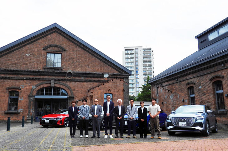 「未来共創ミーティング」の参加者と、アウディのEVラインナップ。