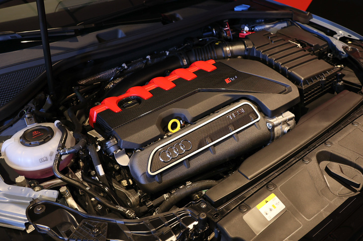 2.5リッター直5ターボエンジンは最高出力400PS、最大トルク500N・mを発生。