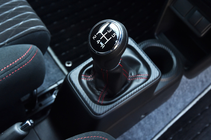 「アルト ワークス」の開発に合わせて新たに設計された5段MT。ギア比は他の「アルト」のMT車と比べて1～4速がローギアード化されている。