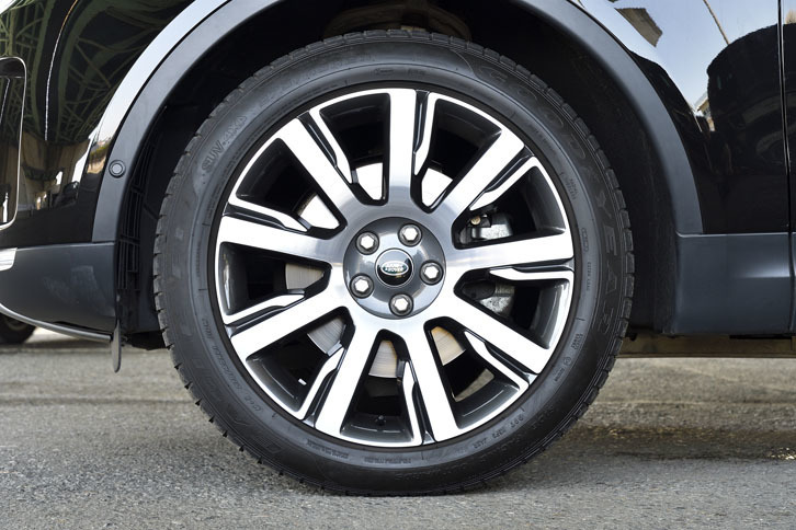 試乗車のタイヤサイズは275/45R21（オプション）。