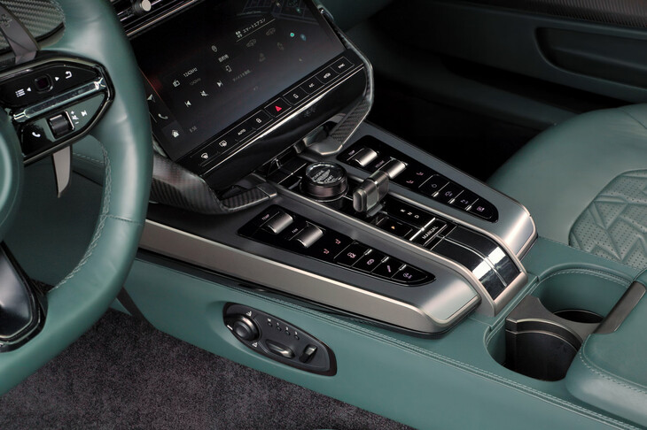 センターコンソールには、昨今のトレンドに反して物理スイッチをズラリと配置。シフトセレクターやダイヤル式／ロータリー式の各種スイッチには、丁寧にローレット加工が施されている。