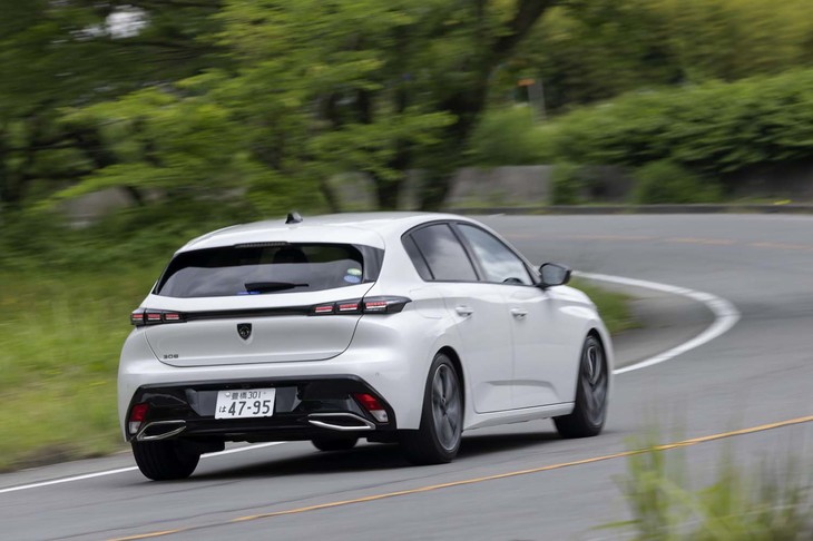 足まわりはフロントがストラット式でリアがトーションビーム式。減衰力可変ダンパーの用意はない。