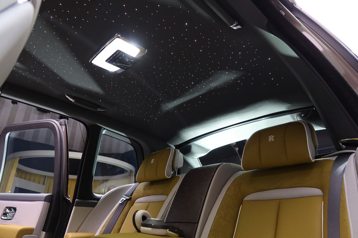 ロールス・ロイス・カリナン シリーズII（天井に広がる「スターライト・ヘッドライナー」）