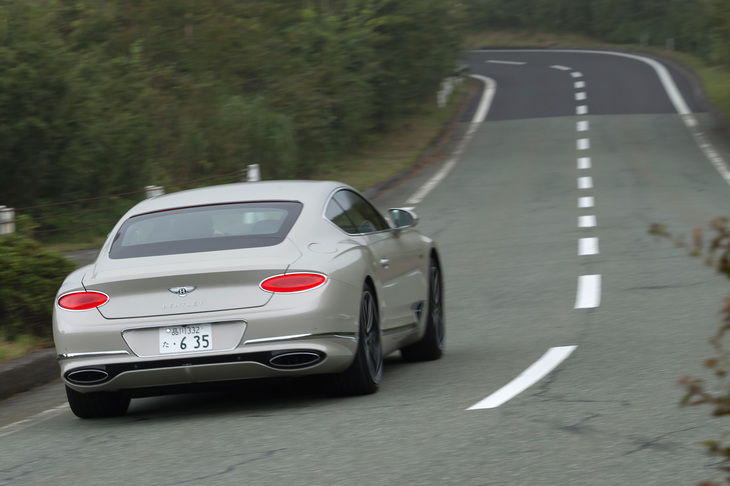 前輪へのトルク供給は極めてスムーズで、4WDであることを忘れてしまいそうになる自然なハンドリングをもたらす。