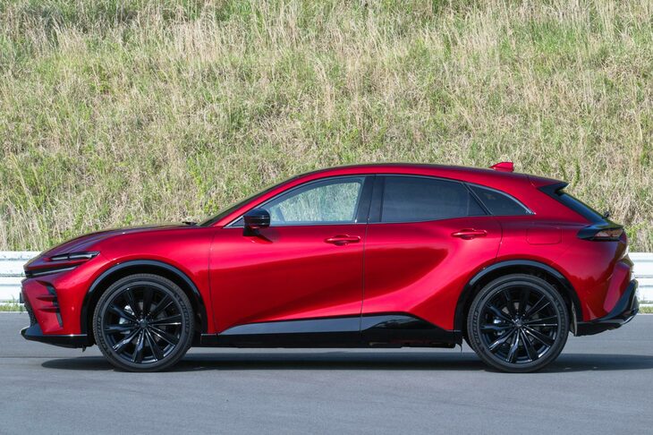 「クラウン スポーツ」のサイドビュー。リアフェンダーの前、リアドアパネルを中心に「く」の字型の陰影が浮かんでいる。