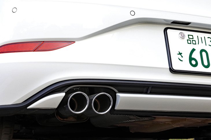 リアバンパーから顔をのぞかせる片側2本出しのマフラー。走行モードで「スポーツ」を選択すると、ときにボン、ボボンと音を立ててヤンチャな走りを演出する。