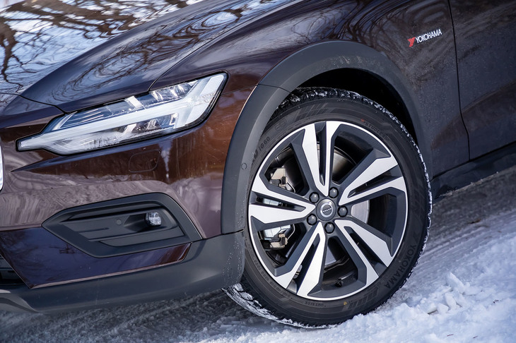 今回の試乗車には、前後とも245/45R19サイズの「ヨコハマ・アイスガード6 iG60」スタッドレスタイヤが装着されていた。
