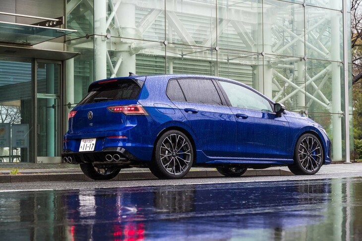 「フォルクスワーゲン・ゴルフ」のハイパフォーマンスバージョンにあたり、ラインナップの頂点に位置する「ゴルフR」。4代目ゴルフの「R32」を起源とし、2リッターターボ化された6代目で、今日のゴルフRという名に改称された。