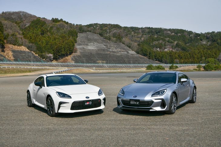 「トヨタGR 86」（左）と新型「スバルBRZ」（右）。