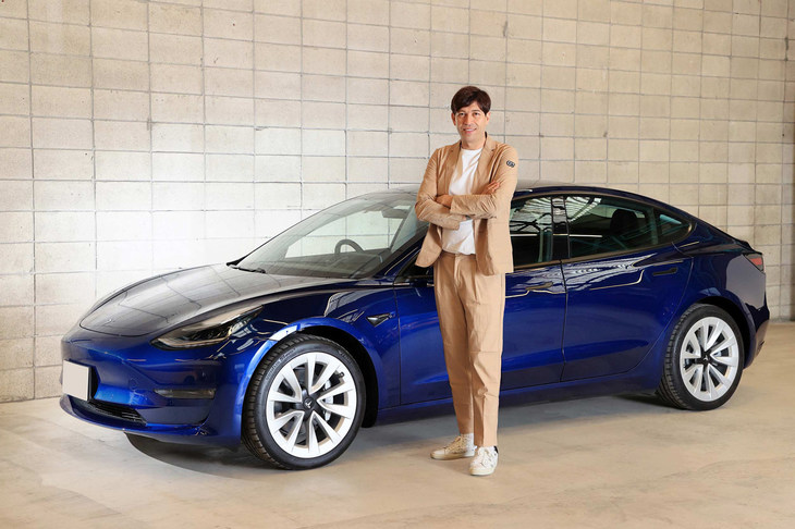 「テスラ・モデル3」の外寸は全長×全幅×全高＝4694×1849×1443mmで、Dセグメントに相当するサイズ感。サッシャさんの愛車はロングレンジバッテリー搭載モデルで、車両重量は1847kgとなる。「加速だけで言えば、テスラは大排気量のガソリン車より速いですよ。0-100km/h加速は4.4秒です」と、そのパフォーマンスもお気に入り。
