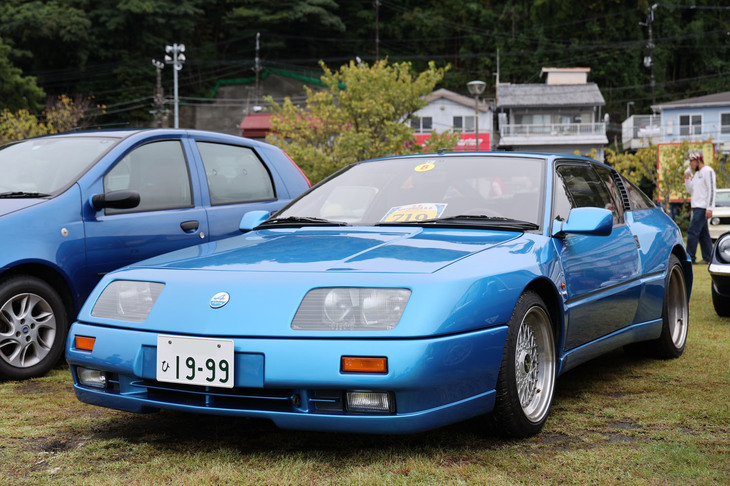 蒼いクルマの人気投票で3位となった1990年「アルピーヌ・ルマン」。2.5リッターV6ターボエンジンをミドシップではなく車体後端に積んだ、現役当時は「ポルシェ911」のライバルと呼ばれたリアエンジンのスポーツカー。