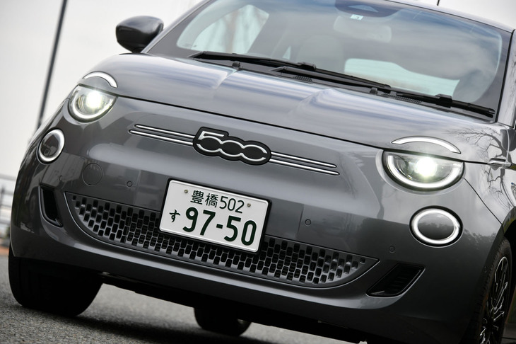 電動の「フィアット500」が世界初公開されたのは2020年3月。本国での車名は既存のモデルと同じ「500」だが、日本仕様は「500e」という名称となった。
