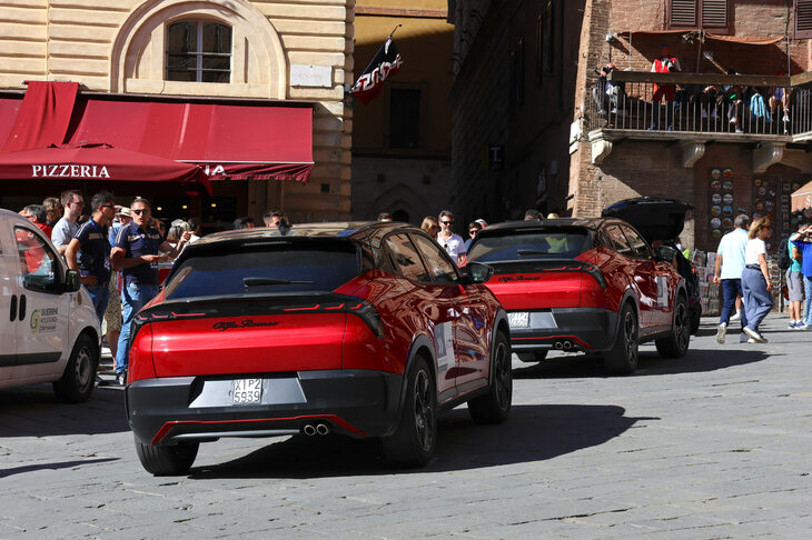 16時半ごろ。その日の最終地点であるボローニャに向かって旅立つ2台の「ジュニア」。