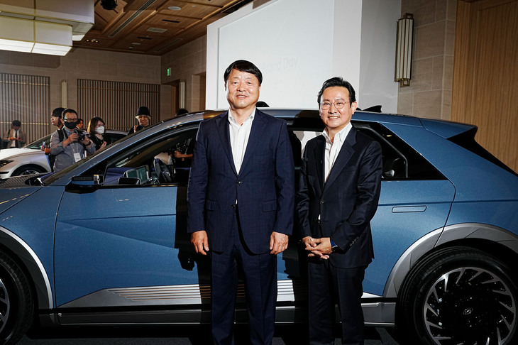 韓国ヒョンデ モーター カンパニーの国内事業本部長／副社長ユ・ウォンハ氏（写真左）とヒョンデ モビリティ ジャパンの代表取締役社長チョ・ウォンサン氏（同右）。