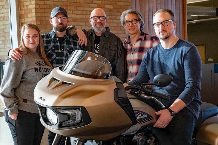 インディアンモーターサイクルのデザインチーム。左から、プログラムマネージャーのジャッキー・ジェンセン氏、リードデザイナーのリッチ・クリストフ氏、今回話を聞いたオラ・ステネガルド氏、シニアデザイナーのマイク・ソング氏、「チャレンジャー」のメインデザイナーを務めたイアン・デューン氏。