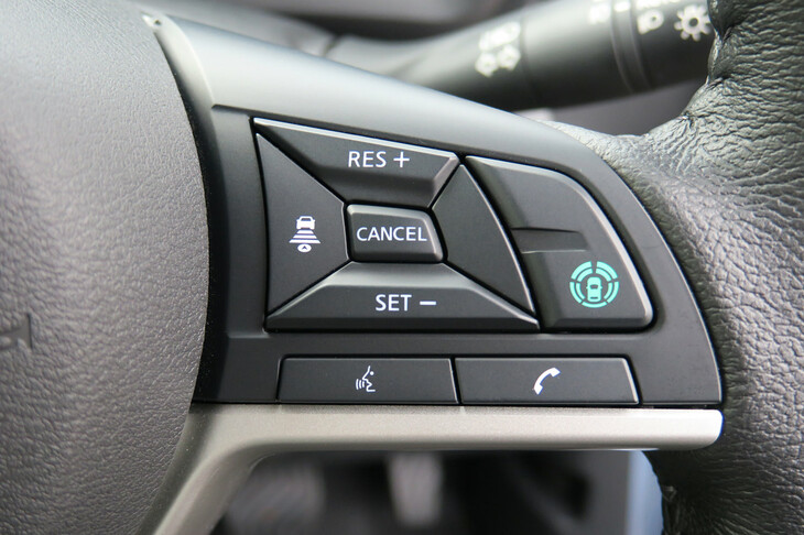 三菱eKクロスEV P（ステアリングスイッチ）