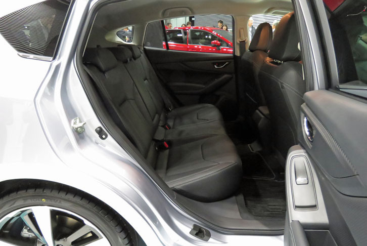 「インプレッサ スポーツ」のリアシート。