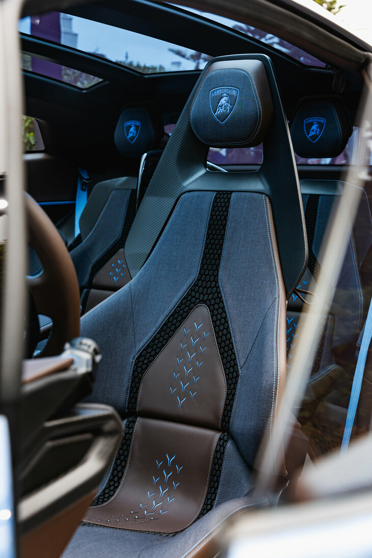 インテリアについては、環境に優しい製法を取り入れたサステイナブルレザーや、高級メリノウール、再生ナイロン、リサイクルプラスチック、再生カーボンなど、環境負荷の少ない素材が積極的に取り入れられている点も特徴だ。