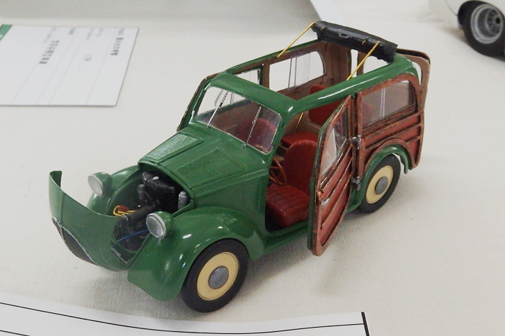 1/35の「フィアット500Bジャルディニエラ」。通称トッポリーノのワゴンだが、ブロンコモデル製の500Bのパネルバンをベースに改造。リアサイドウィンドウを開け、ドア、ボンネット、テールゲート、ルーフをフル開閉式としている。作者いわく「今朝まで作業したけれど、タイムアウトで未完成」とのことだが、塗装で表現したウッドトリムなど、雰囲気はとてもいい。