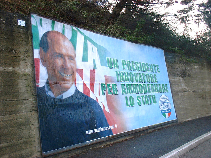 2001年、シエナ市街に掲示された大判ポスター。業績は議論が分かれるところだが、一般人やカメラの前で常に笑顔を絶やさなかったのは、筆者個人としても見習うべきところである。