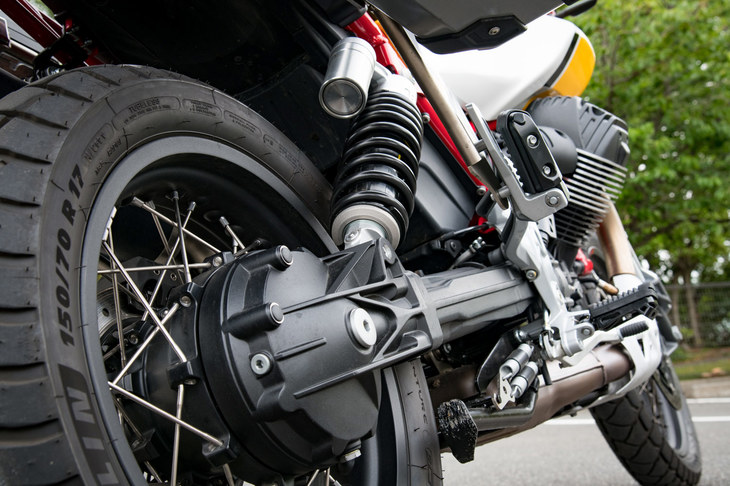 Vツインエンジンを縦置きし、シャフトドライブで後輪に動力を伝える駆動レイアウトは、1965年誕生の「V7」から受け継がれるモト・グッツィの伝統となっている。