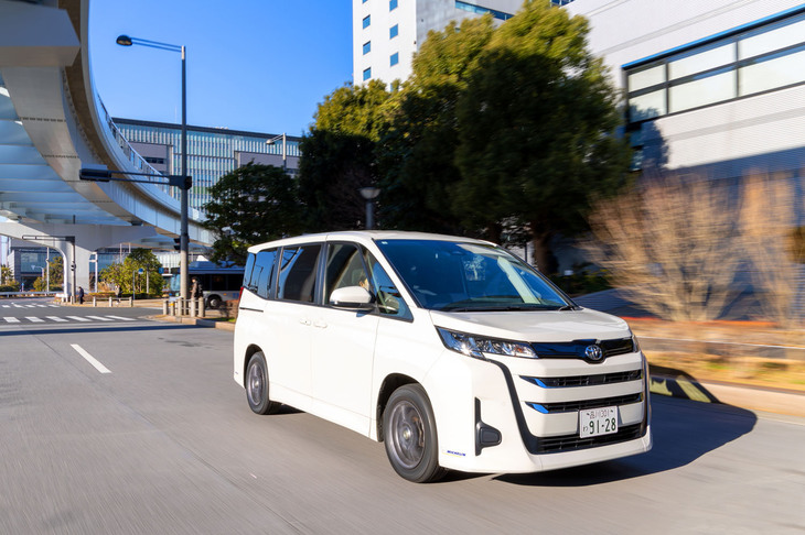 静粛性の高さは、市街地でも高速道路でも実感できた。ミニバンのように、特に車内空間が広く前後席間の距離が遠い車種では、そうした「プライマシー5」の長所が生きてくる。