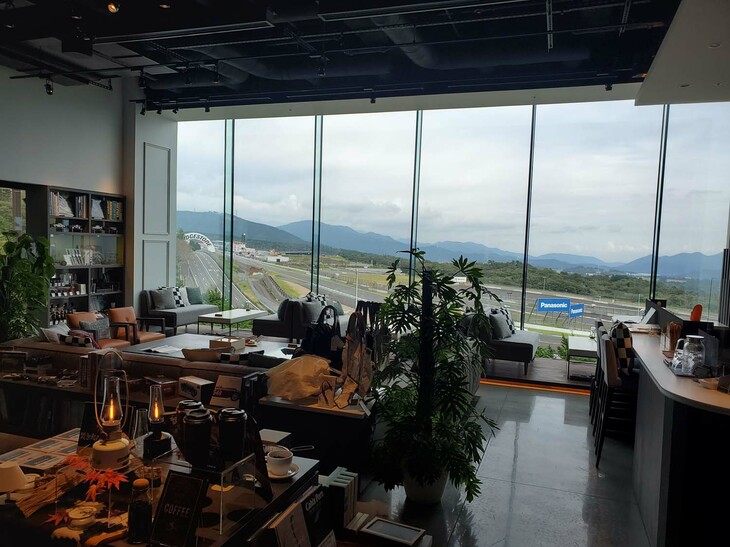 こちらはグッズの販売スペース。窓からは、レーシングコースの最終コーナーやストレートを含む景色が一望できる。