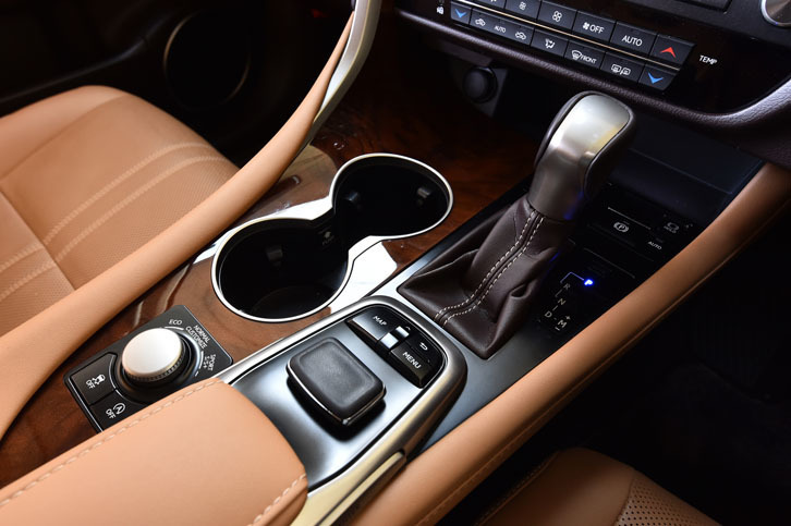 「レクサスRX200t」のセンターコンソール。インフォテインメントシステムの操作デバイスや、走行モードのセレクターが並ぶ。