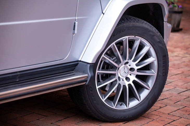 「AMGライン」が選択された試乗車には、前後275/50R20サイズの「ピレリ・スコーピオンゼロ オールシーズン」タイヤと「AMGマルチスポーク」と呼ばれるデザインのホイールが装着されていた。