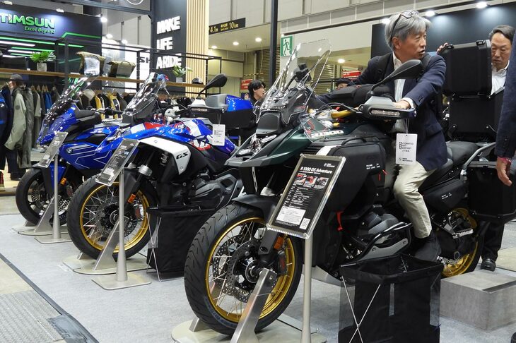 「R1300GS」など、ボクサーツインのアドベンチャー／ツアラーモデルの展示エリア。