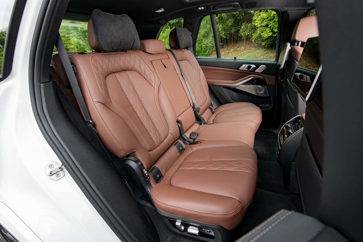 後席についても、高さや前後位置などすべて電動で調整が可能。ヘッドレストにはふかふかのクッションが付いている。