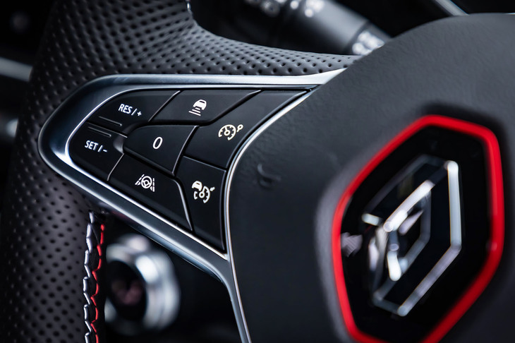 レザー仕立てのステアリングホイールはヒーター機能を内蔵。ストップ＆ゴー機能付きアダプティブクルーズコントロール関連の操作スイッチを、スポーク左サイドに配置している。