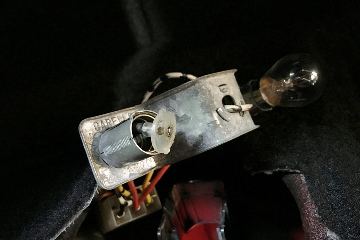 ブレーキランプの左上のソケット部分。接点が熱により変形してしまっていた。