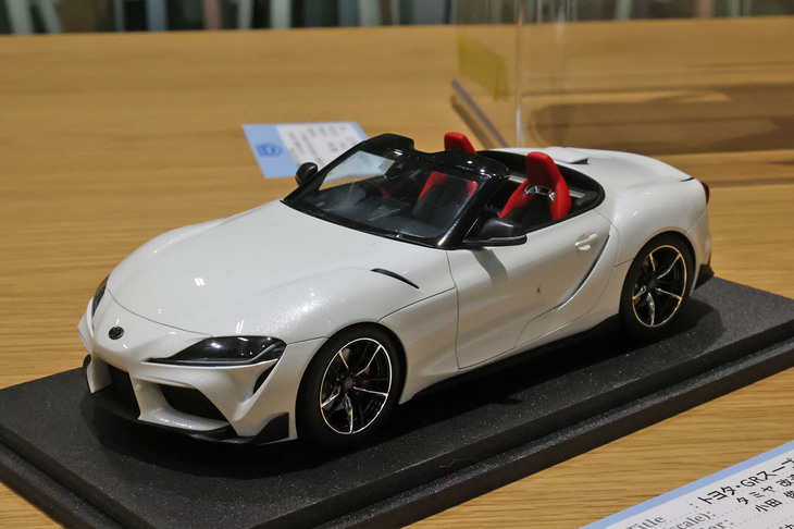 タミヤの1/24「トヨタGRスープラ」改スパイダー。「トヨタ2000GT」のボンドカーを意識して製作したそうだが、実在する車両をモデル化した市販キットのような雰囲気だ。