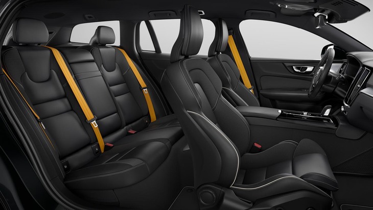 インテリアの様子。ゴールドのシートベルトが目を引く。