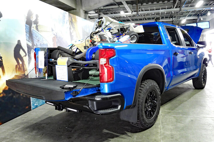 「シボレー・シルバラード」といえば、2010年に三井物産オートモーティブが輸入販売したこともあるが……。それにしても、久々に見るシルバラードはデカい。強烈にデカい。普段広々と感じる富士スピードウェイのピットが、狭く感じられるほどだ。